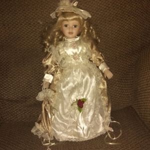 ANTIQUE PORCELAIN COLLECTORS DOLL